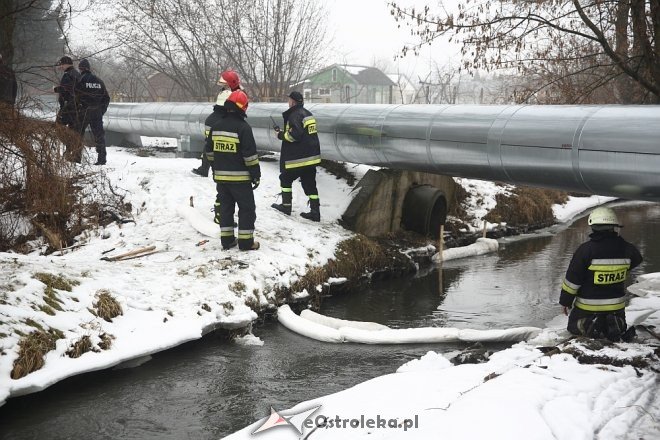 Wyciek ropy do rzeki w Ostrołęce [17.02.2017] - zdjęcie #7 - eOstroleka.pl