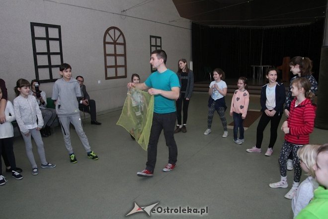 Warsztaty cyrkowe dla najmłodszych w Ostrołęckim Centrum Kultury [ZDJĘCIA] - zdjęcie #16 - eOstroleka.pl