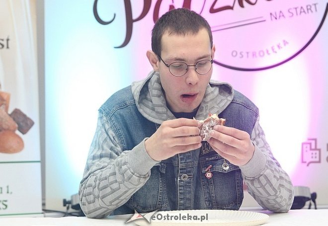 27-letni Dawid Kuriata mistrzem w jedzeniu pączków [ZDJĘCIA] - zdjęcie #3 - eOstroleka.pl