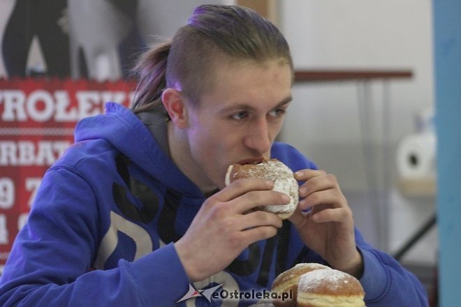 27-letni Dawid Kuriata mistrzem w jedzeniu pączków [ZDJĘCIA] - zdjęcie #31 - eOstroleka.pl
