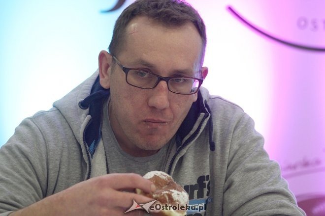 27-letni Dawid Kuriata mistrzem w jedzeniu pączków [ZDJĘCIA] - zdjęcie #33 - eOstroleka.pl