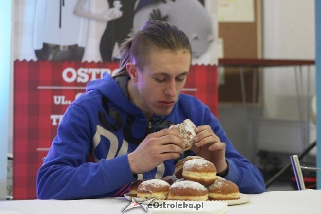 27-letni Dawid Kuriata mistrzem w jedzeniu pączków [ZDJĘCIA] - zdjęcie #36 - eOstroleka.pl