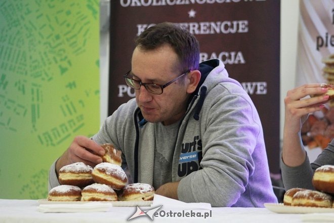 27-letni Dawid Kuriata mistrzem w jedzeniu pączków [ZDJĘCIA] - zdjęcie #38 - eOstroleka.pl