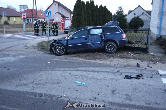 Wypadek w Obierwi. Cztery osoby trafiły do szpitala [ZDJĘCIA] - zdjęcie #9 - eOstroleka.pl