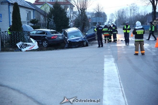 Wypadek w Obierwi. Cztery osoby trafiły do szpitala [ZDJĘCIA] - zdjęcie #16 - eOstroleka.pl