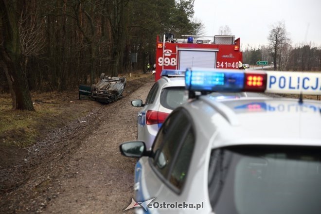 Wypadek pod Ostrołęką. Kierowca vw trafił do szpitala [ZDJĘCIA] - zdjęcie #1 - eOstroleka.pl