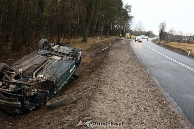 Wypadek pod Ostrołęką. Kierowca vw trafił do szpitala [ZDJĘCIA] - zdjęcie #2 - eOstroleka.pl