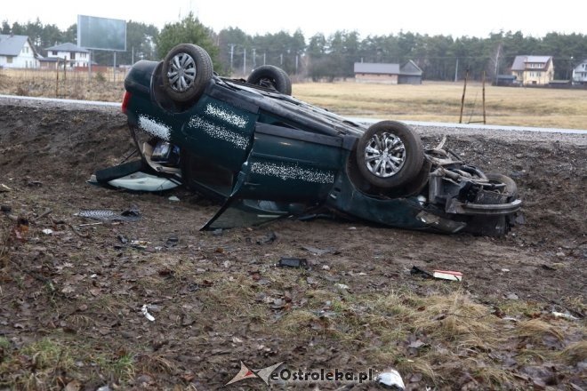 Wypadek pod Ostrołęką. Kierowca vw trafił do szpitala [ZDJĘCIA] - zdjęcie #3 - eOstroleka.pl