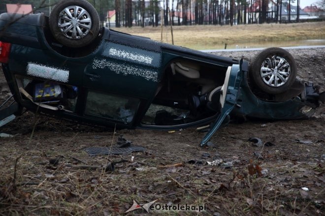 Wypadek pod Ostrołęką. Kierowca vw trafił do szpitala [ZDJĘCIA] - zdjęcie #4 - eOstroleka.pl