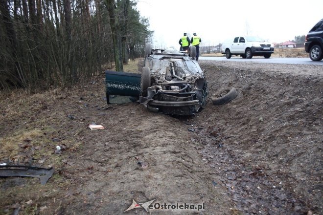 Wypadek pod Ostrołęką. Kierowca vw trafił do szpitala [ZDJĘCIA] - zdjęcie #6 - eOstroleka.pl