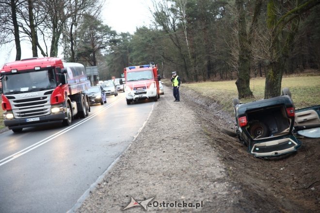 Wypadek pod Ostrołęką. Kierowca vw trafił do szpitala [ZDJĘCIA] - zdjęcie #10 - eOstroleka.pl
