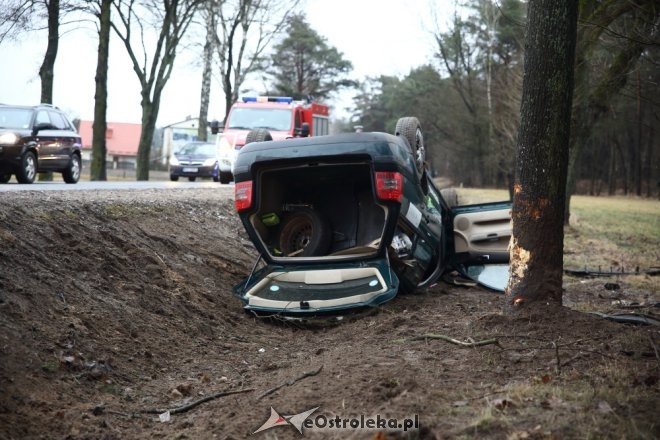 Wypadek pod Ostrołęką. Kierowca vw trafił do szpitala [ZDJĘCIA] - zdjęcie #11 - eOstroleka.pl