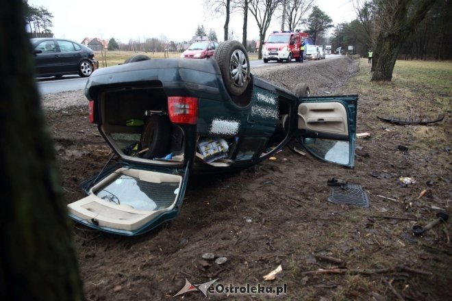 Wypadek pod Ostrołęką. Kierowca vw trafił do szpitala [ZDJĘCIA] - zdjęcie #12 - eOstroleka.pl