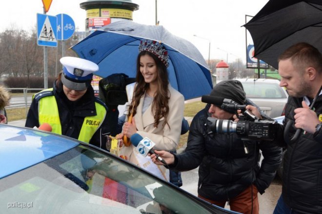Miss Polski w patrolu z radomską drogówką (fot. policja.pl) - zdjęcie #4 - eOstroleka.pl