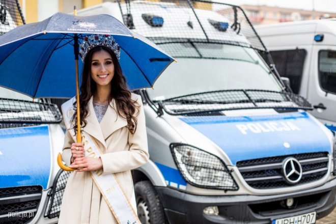 Miss Polski w patrolu z radomską drogówką (fot. policja.pl) - zdjęcie #8 - eOstroleka.pl