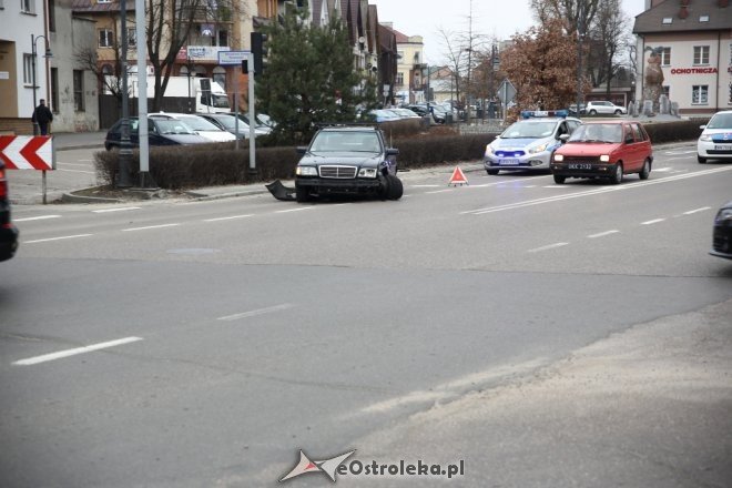 Zderzenie trzech aut w centrum Ostrołęki [ZDJĘCIA] - zdjęcie #1 - eOstroleka.pl