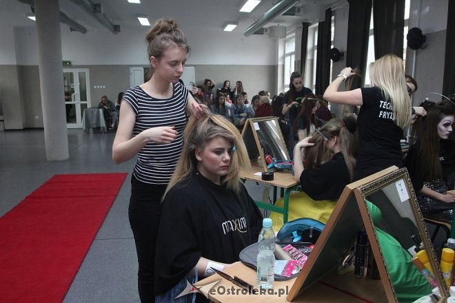 IX Festiwal Fryzjerstwa Artystycznego w ZSZ nr 2 w Ostrołęce [22.03.2017] - zdjęcie #54 - eOstroleka.pl