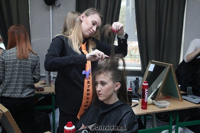 IX Festiwal Fryzjerstwa Artystycznego w ZSZ nr 2 w Ostrołęce [22.03.2017] - zdjęcie #25 - eOstroleka.pl