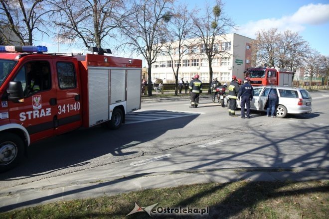 Wypadek z udziałem motocyklisty przy ulicy Hallera w Ostrołęce [ZDJĘCIA] - zdjęcie #2 - eOstroleka.pl