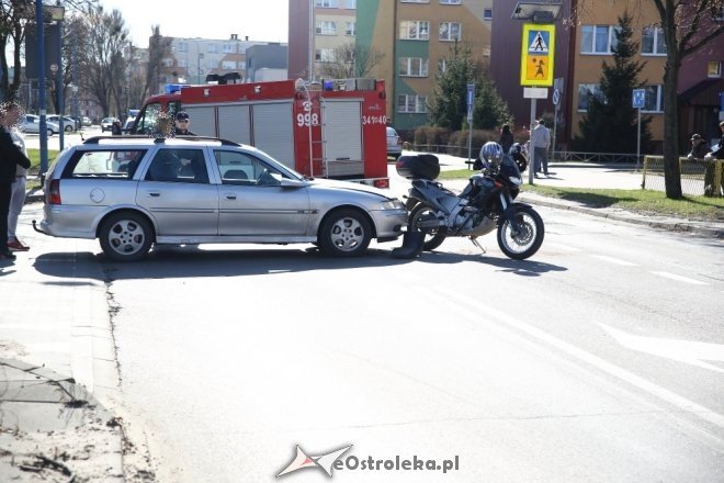 Wypadek z udziałem motocyklisty przy ulicy Hallera w Ostrołęce [ZDJĘCIA] - zdjęcie #4 - eOstroleka.pl