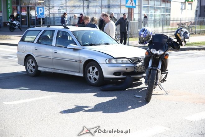 Wypadek z udziałem motocyklisty przy ulicy Hallera w Ostrołęce [ZDJĘCIA] - zdjęcie #7 - eOstroleka.pl