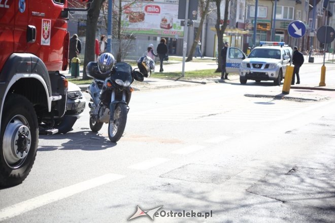 Wypadek z udziałem motocyklisty przy ulicy Hallera w Ostrołęce [ZDJĘCIA] - zdjęcie #10 - eOstroleka.pl