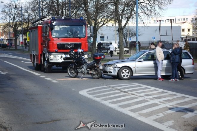 Wypadek z udziałem motocyklisty przy ulicy Hallera w Ostrołęce [ZDJĘCIA] - zdjęcie #11 - eOstroleka.pl