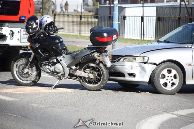 Wypadek z udziałem motocyklisty przy ulicy Hallera w Ostrołęce [ZDJĘCIA] - zdjęcie #4 - eOstroleka.pl