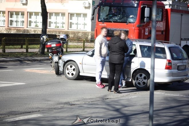 Wypadek z udziałem motocyklisty przy ulicy Hallera w Ostrołęce [ZDJĘCIA] - zdjęcie #14 - eOstroleka.pl