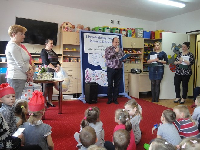 Festiwal dziecięcej piosenki przedszkolnej w Olszewo-Borkach [ZDJĘCIA] - zdjęcie #2 - eOstroleka.pl