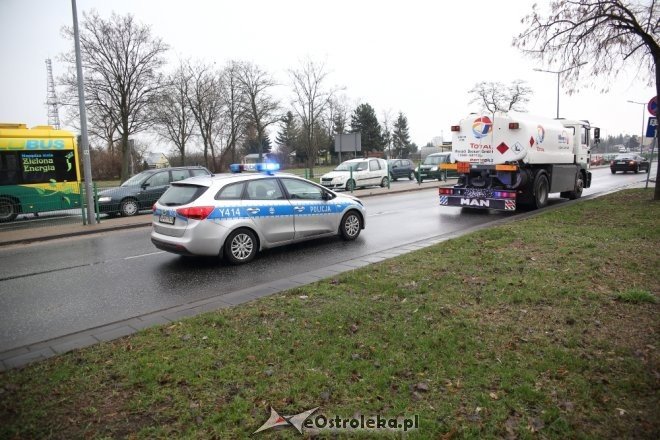 Zderzenie osobówki z cysterną przy ulicy Witosa [ZDJĘCIA] - zdjęcie #11 - eOstroleka.pl