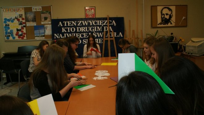 Warsztaty „Wycinanka kurpiowska w praktyce” w Internacie I LO [ZDJĘCIA] - zdjęcie #16 - eOstroleka.pl