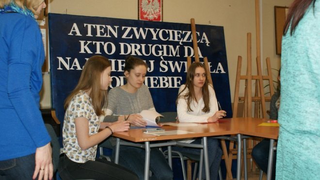 Warsztaty „Wycinanka kurpiowska w praktyce” w Internacie I LO [ZDJĘCIA] - zdjęcie #19 - eOstroleka.pl