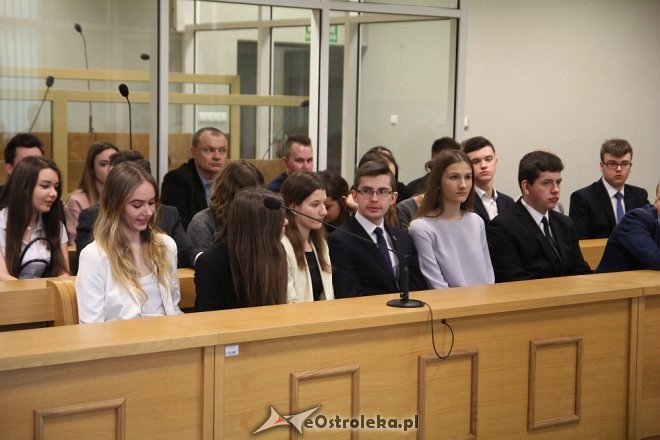 Przed ostrołęckim sądem zapadł wyrok w sprawie aborcji na nastoletniej uczennicy [WIDEO, ZDJĘCIA] - zdjęcie #3 - eOstroleka.pl