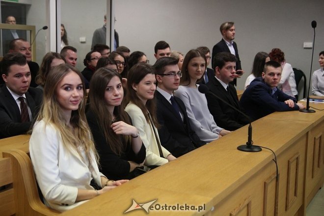 Przed ostrołęckim sądem zapadł wyrok w sprawie aborcji na nastoletniej uczennicy [WIDEO, ZDJĘCIA] - zdjęcie #9 - eOstroleka.pl