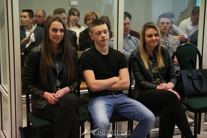 Przed ostrołęckim sądem zapadł wyrok w sprawie aborcji na nastoletniej uczennicy [WIDEO, ZDJĘCIA] - zdjęcie #10 - eOstroleka.pl
