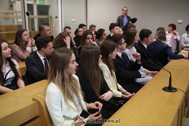 Przed ostrołęckim sądem zapadł wyrok w sprawie aborcji na nastoletniej uczennicy [WIDEO, ZDJĘCIA] - zdjęcie #12 - eOstroleka.pl