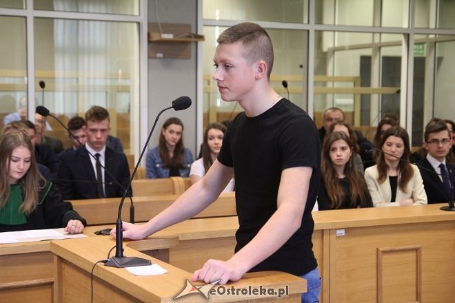 Przed ostrołęckim sądem zapadł wyrok w sprawie aborcji na nastoletniej uczennicy [WIDEO, ZDJĘCIA] - zdjęcie #31 - eOstroleka.pl