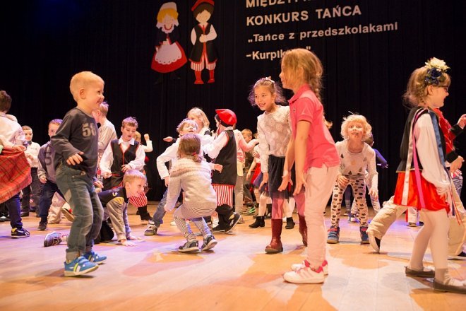 Konkurs taneczny „Tańce z przedszkolami Kurpikami” [ZDJĘCIA] - zdjęcie #110 - eOstroleka.pl