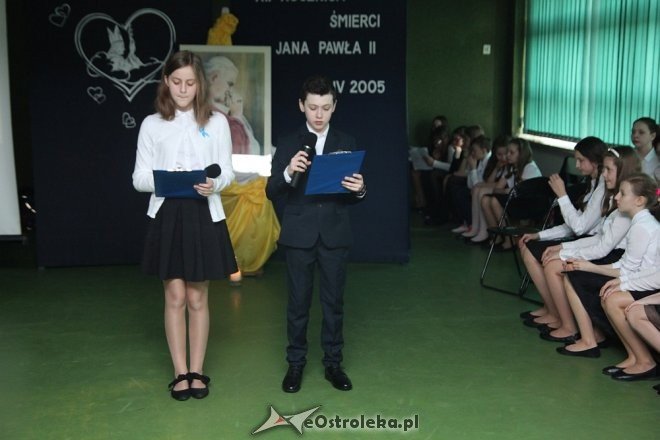 Uczniowie „dziesiątki” wspominali z miłością swojego patrona, św. Jana Pawła II [WIDEO, ZDJĘCIA] - zdjęcie #2 - eOstroleka.pl