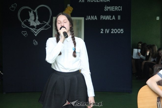 Uczniowie „dziesiątki” wspominali z miłością swojego patrona, św. Jana Pawła II [WIDEO, ZDJĘCIA] - zdjęcie #5 - eOstroleka.pl