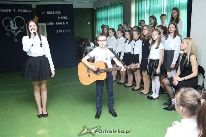 Uczniowie „dziesiątki” wspominali z miłością swojego patrona, św. Jana Pawła II [WIDEO, ZDJĘCIA] - zdjęcie #6 - eOstroleka.pl