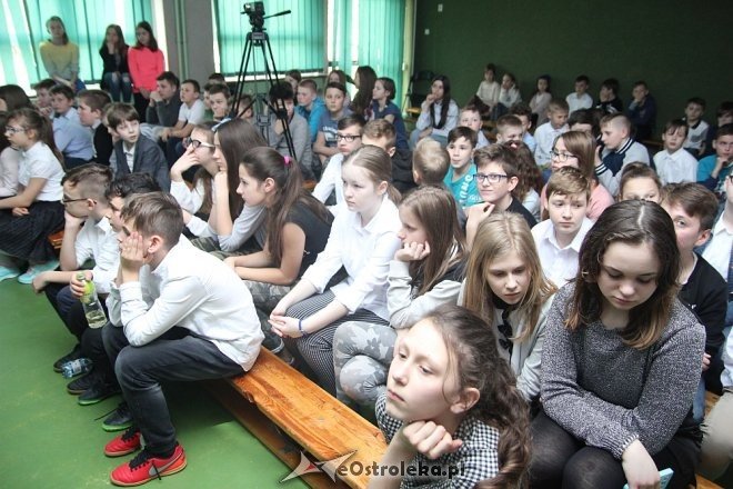 Uczniowie „dziesiątki” wspominali z miłością swojego patrona, św. Jana Pawła II [WIDEO, ZDJĘCIA] - zdjęcie #11 - eOstroleka.pl