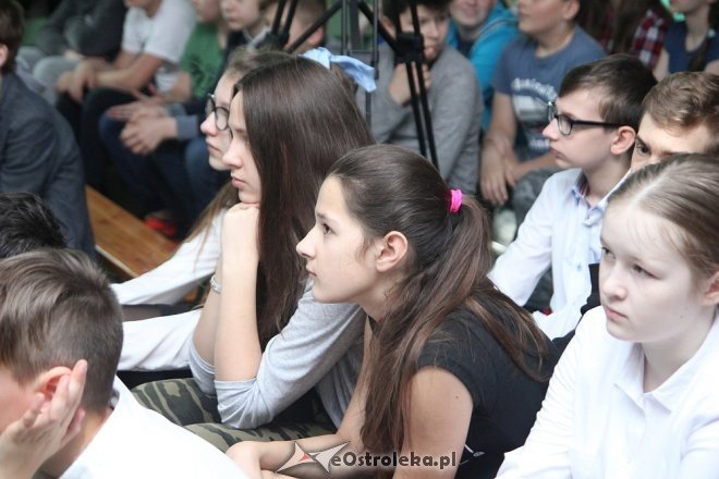 Uczniowie „dziesiątki” wspominali z miłością swojego patrona, św. Jana Pawła II [WIDEO, ZDJĘCIA] - zdjęcie #13 - eOstroleka.pl