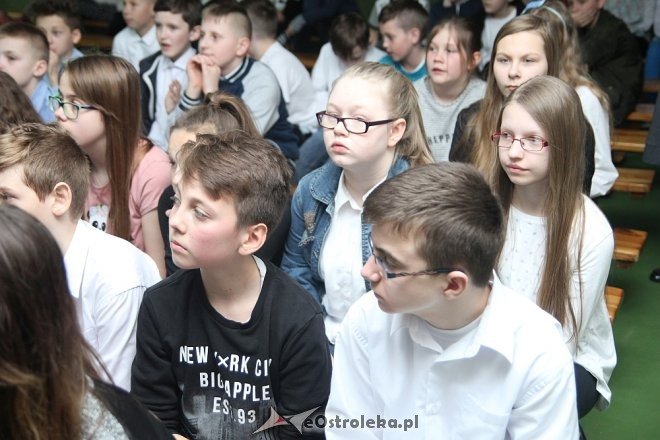Uczniowie „dziesiątki” wspominali z miłością swojego patrona, św. Jana Pawła II [WIDEO, ZDJĘCIA] - zdjęcie #14 - eOstroleka.pl