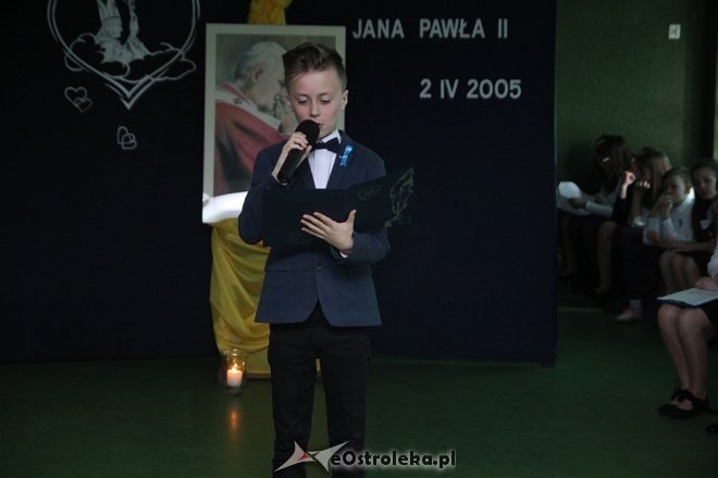 Uczniowie „dziesiątki” wspominali z miłością swojego patrona, św. Jana Pawła II [WIDEO, ZDJĘCIA] - zdjęcie #19 - eOstroleka.pl