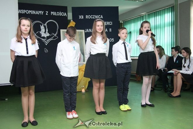 Uczniowie „dziesiątki” wspominali z miłością swojego patrona, św. Jana Pawła II [WIDEO, ZDJĘCIA] - zdjęcie #1 - eOstroleka.pl