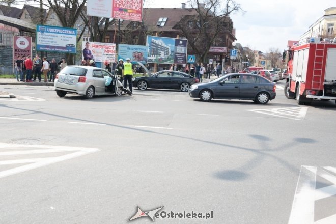 Wypadek po wymuszeniu pierwszeństwa na skrzyżowaniu Bogusławskiego i 11 Listopada [ZDJĘCIA] - zdjęcie #15 - eOstroleka.pl
