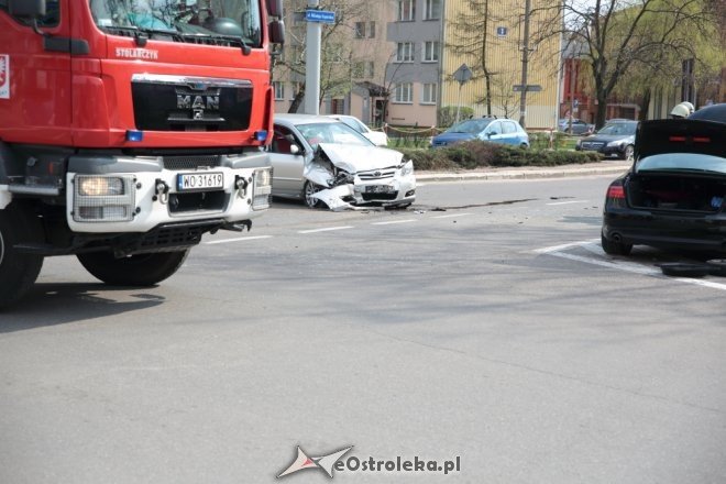 Wypadek po wymuszeniu pierwszeństwa na skrzyżowaniu Bogusławskiego i 11 Listopada [ZDJĘCIA] - zdjęcie #14 - eOstroleka.pl