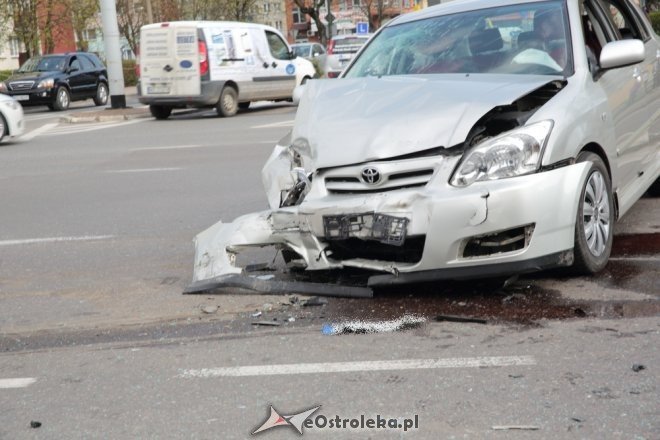 Wypadek po wymuszeniu pierwszeństwa na skrzyżowaniu Bogusławskiego i 11 Listopada [ZDJĘCIA] - zdjęcie #8 - eOstroleka.pl